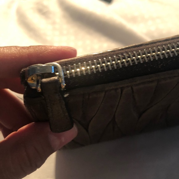 Authentic Miu Miu Wallet - Picture 15 of 16